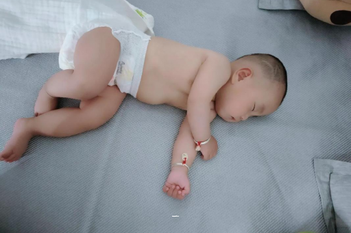 祁东宝宝胳膊上起红疙瘩